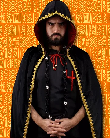 Capa de Veludo Preto e Forro Vermelho com Capuz