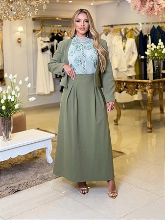 Conjunto alfaiataria em tom verde com blazer e saia midi