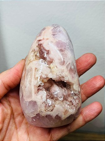 Ametista rosa e lilás com cristais de quartzo