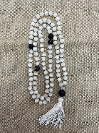 Japamala de selenita branca e ametista, 108 contas de 8mm