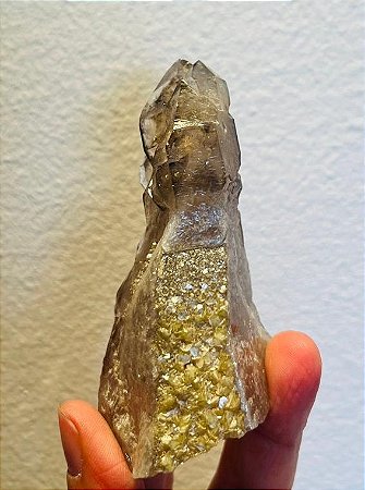 Quartzo fumê elestial com mica dourada