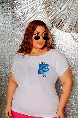 T-SHIRT PLUS SIZE TRISTEZA DIVERTIDAMENTE DTF BRANCO XG