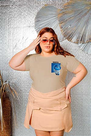 T-SHIRT PLUS SIZE TRISTEZA DIVERTIDAMENTE DTF BEGE XG
