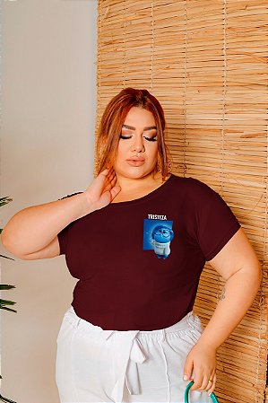T-SHIRT PLUS SIZE TRISTEZA DIVERTIDAMENTE DTF MARSALA XG