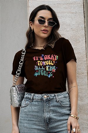 T-SHIRT IT'S OKAY DIVERTIDAMENTE DTF CHOCOLATE