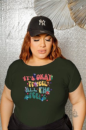 T-SHIRT PLUS SIZE IT'S OKAY DIVERTIDAMENTE DTF VERDE MILITAR XG