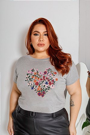 T-SHIRT PLUS SIZE FLORES CORAÇÃO DTF CINZA XG