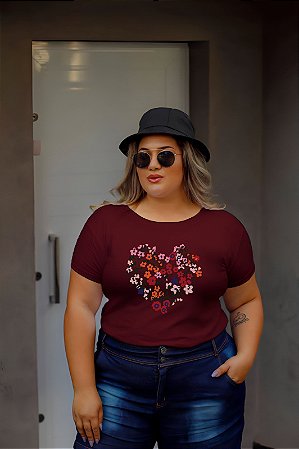 T-SHIRT PLUS SIZE FLORES CORAÇÃO DTF MARSALA XG