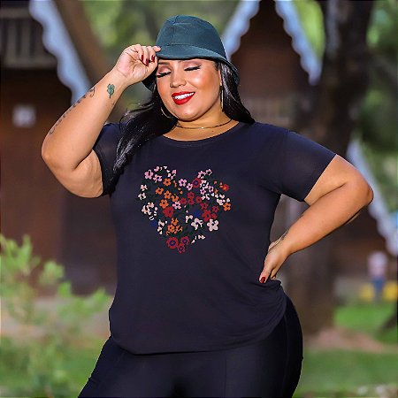 T-SHIRT PLUS SIZE FLORES CORAÇÃO DTF XG