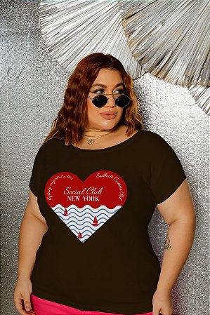 T-SHIRT PLUS SIZE ONDAS CORAÇÃO NEW YORK DTF CHOCOLATE XG