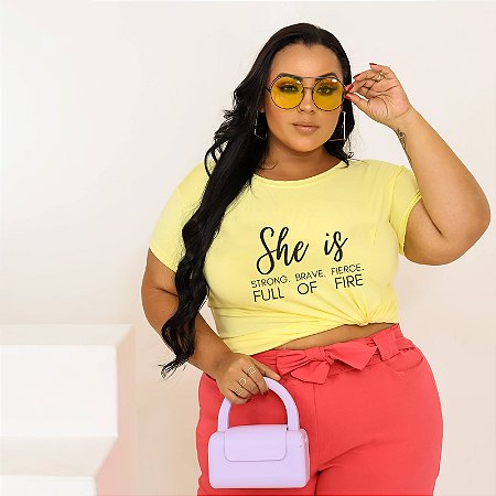 T-SHIRT PLUS SIZE SHE IS DTF AMARELO BEBÊ XG