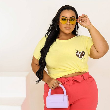 T-SHIRT PLUS SIZE COW PRINT CORAÇÃO DTF AMARELO BEBÊ XG