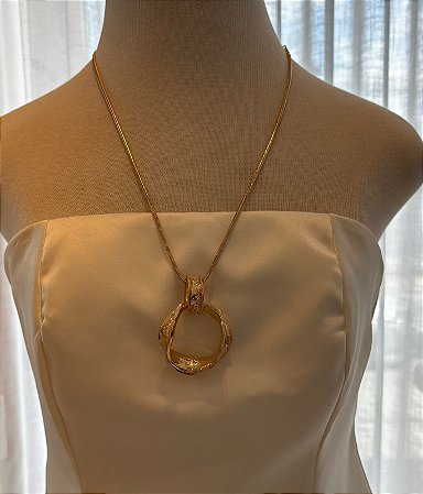 Colar Alongado Detalhe Dourado