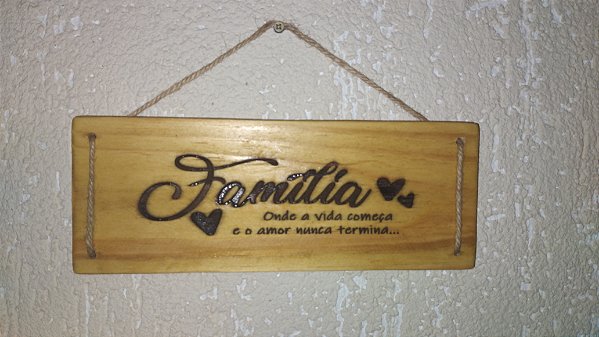 Placas em madeira maciça envernizada pirografada estilo rústico