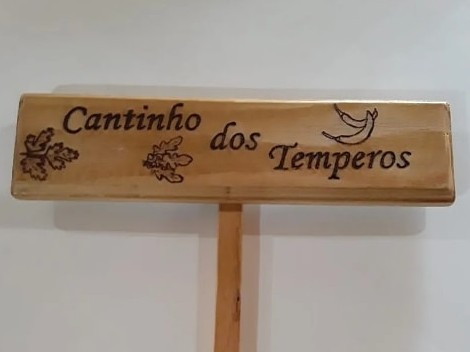 Placas em madeira maciça envernizada pirografada estilo rústico