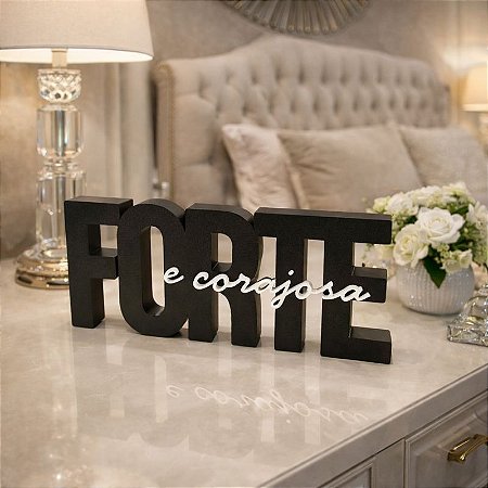 Letreiro Forte e Corajosa