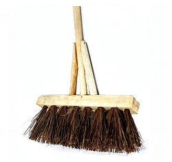 VASSOURAO GARI 60CM PIACAVA C/ CABO - BRUXAXA