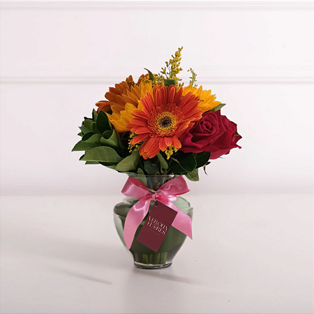 Sutileza de Gerberas Coloridas e Rosas