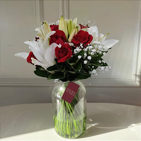 Carinho de Lírios e Rosas Vermelhas