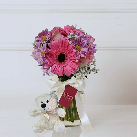 Sutileza de Gerberas  e Rosas Pink e Margaridas Roxas com Pelúcia