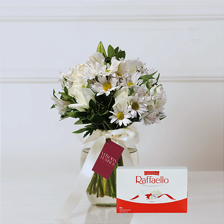 Chamego de Rosas e Flores Brancas com Raffaello