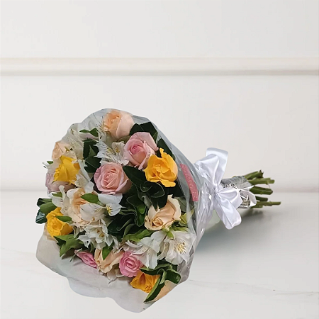 Buquê Classic Love - 8 Rosas e Astromélias Rosé