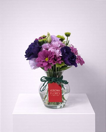Arranjo Floral Misto em Tons de Roxo no Vaso