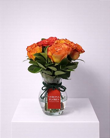 Arranjo de Rosas Laranja no Vaso