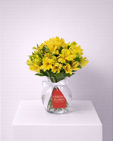 Arranjo de Astromelias Amarelas no Vaso