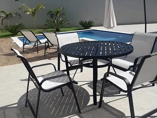 Conjunto Lótus com mesa ripada + 4 Poltronas + Ombrelone e base - Sarah  Móveis