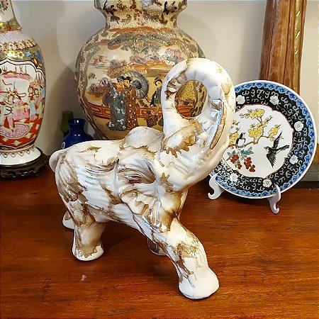 Lindo Elefante em Louça
