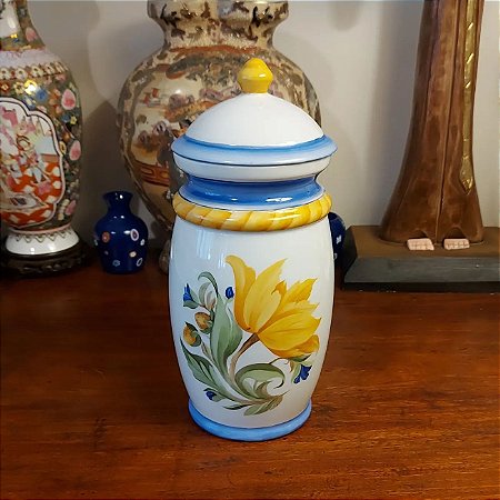 Pote em porcelana.