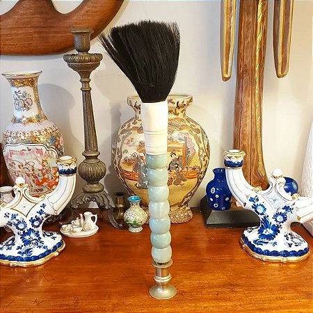 Pincel decorativo com cabo em pedra natural polida