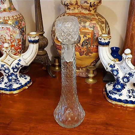 Belíssima licoreira em vidro prensado