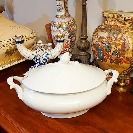 Antiga sopeira de porcelana branca em formato oval