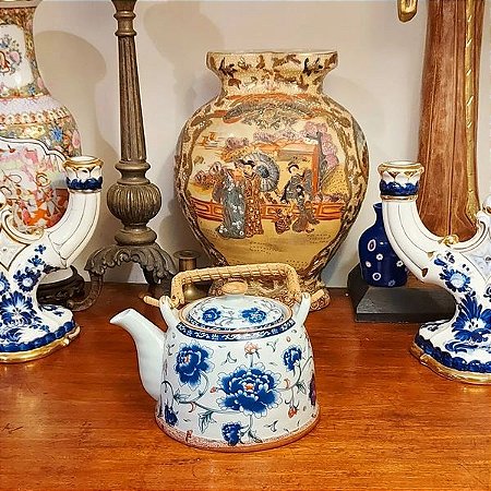 Chaleira em louça originalmente oriental