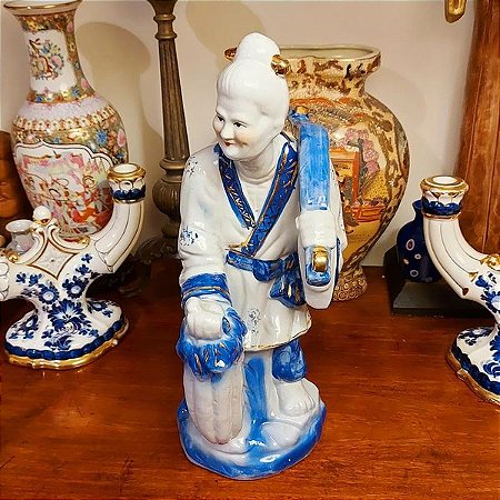 Antiguissima escultura oriental em porcelana branca