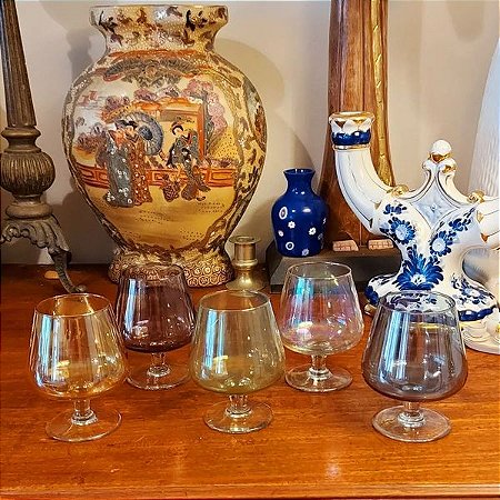 Conjunto com 5 antigas e lindas taças para conhaque