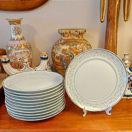 Pratos rasos em porcelana Real