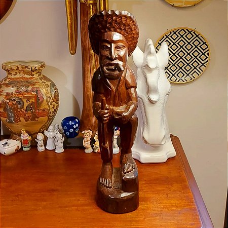 Antiga escultura em madeira nobre