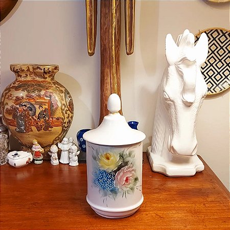 Antigo pote em porcelana pintado à mão