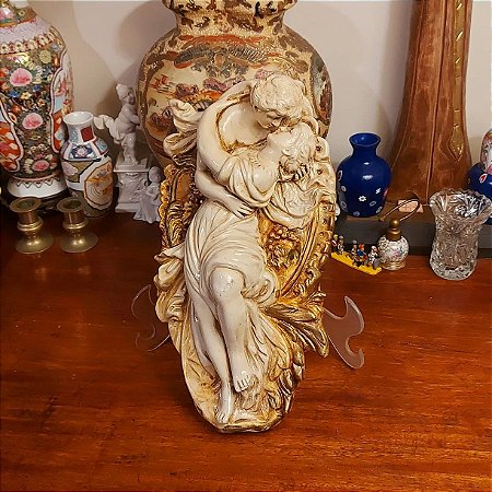 Antiga e deslumbrante escultura de parede