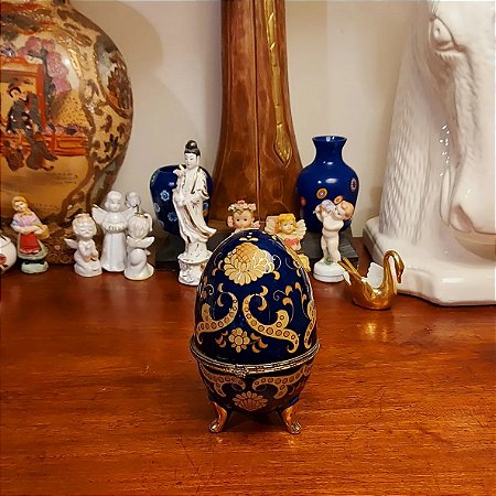 ovo de Páscoa em porcelana estilo Fabergé