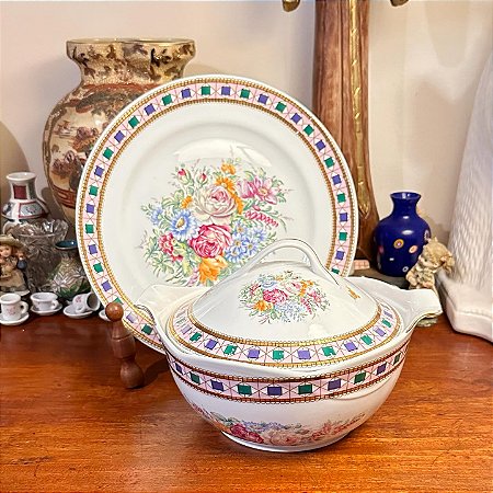 Antiga sopeira em porcelana Limoge.