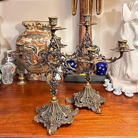 Elegantes castiçais em refinado bronze. (Cada)