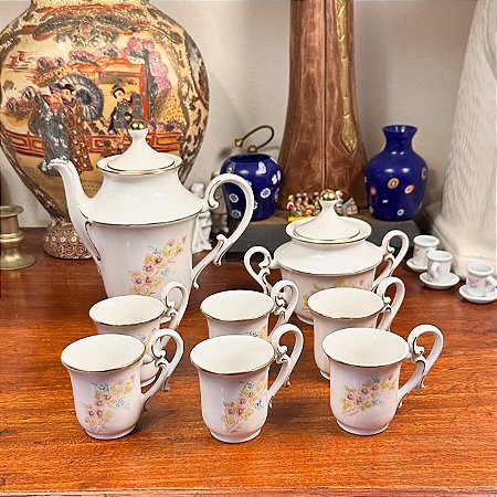 Conjunto em porcelana para café.