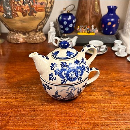 Conjunto de bule e xícara em porcelana.