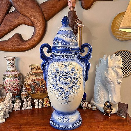 Grande Ânfora em porcelana numerada.