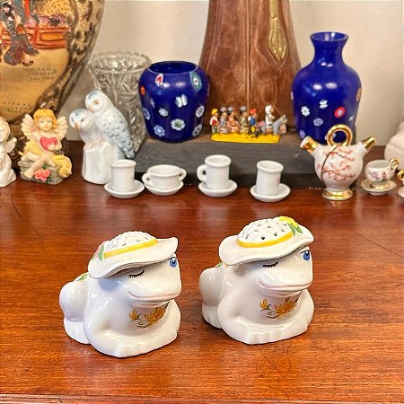 Saleiro e pimenteiro em porcelana Ceramarte "Avon".