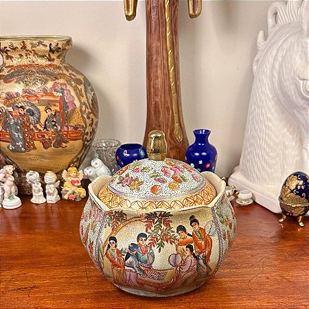 Antigo e raro potiche em porcelana oriental.